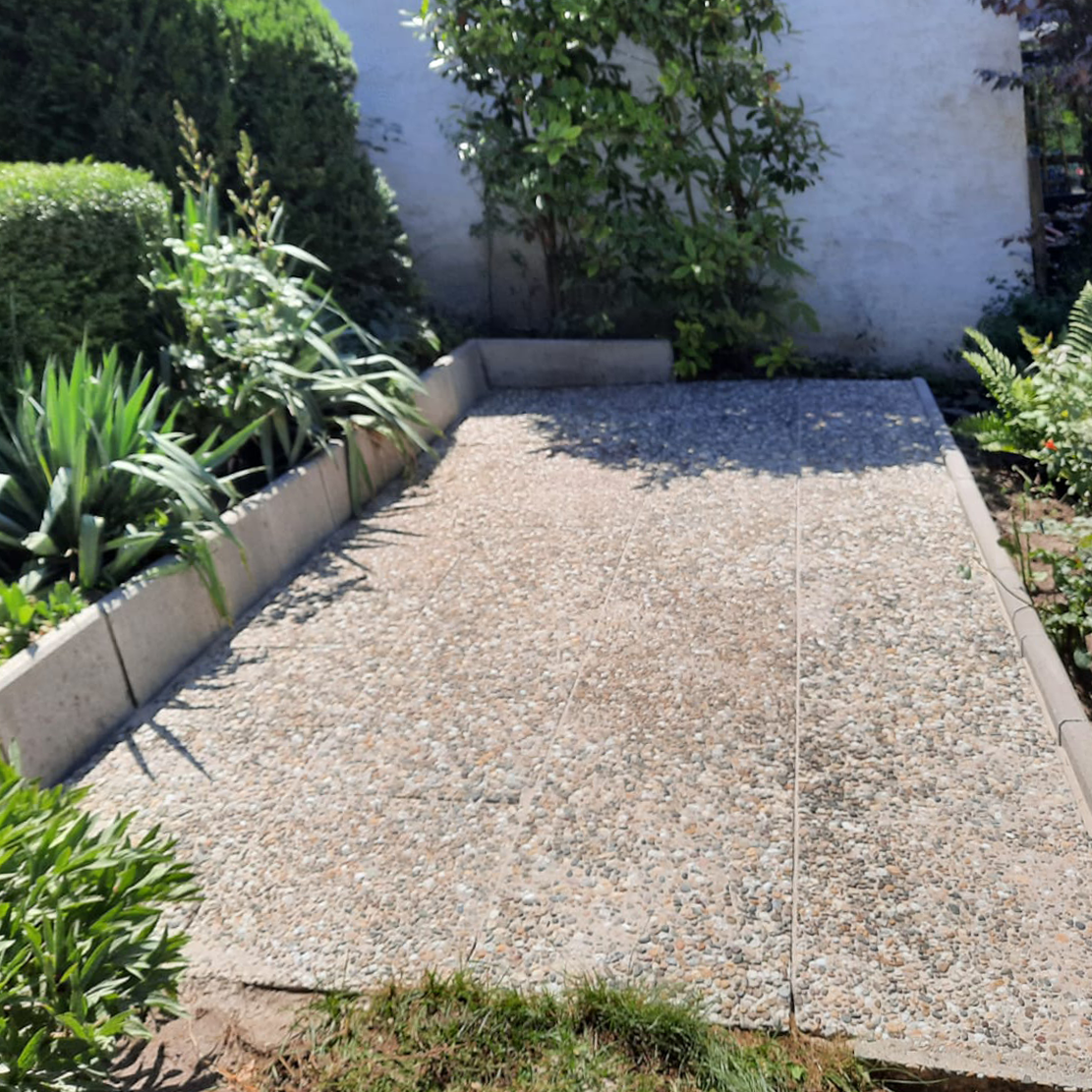 Gartenweg nach der Steinreinigung