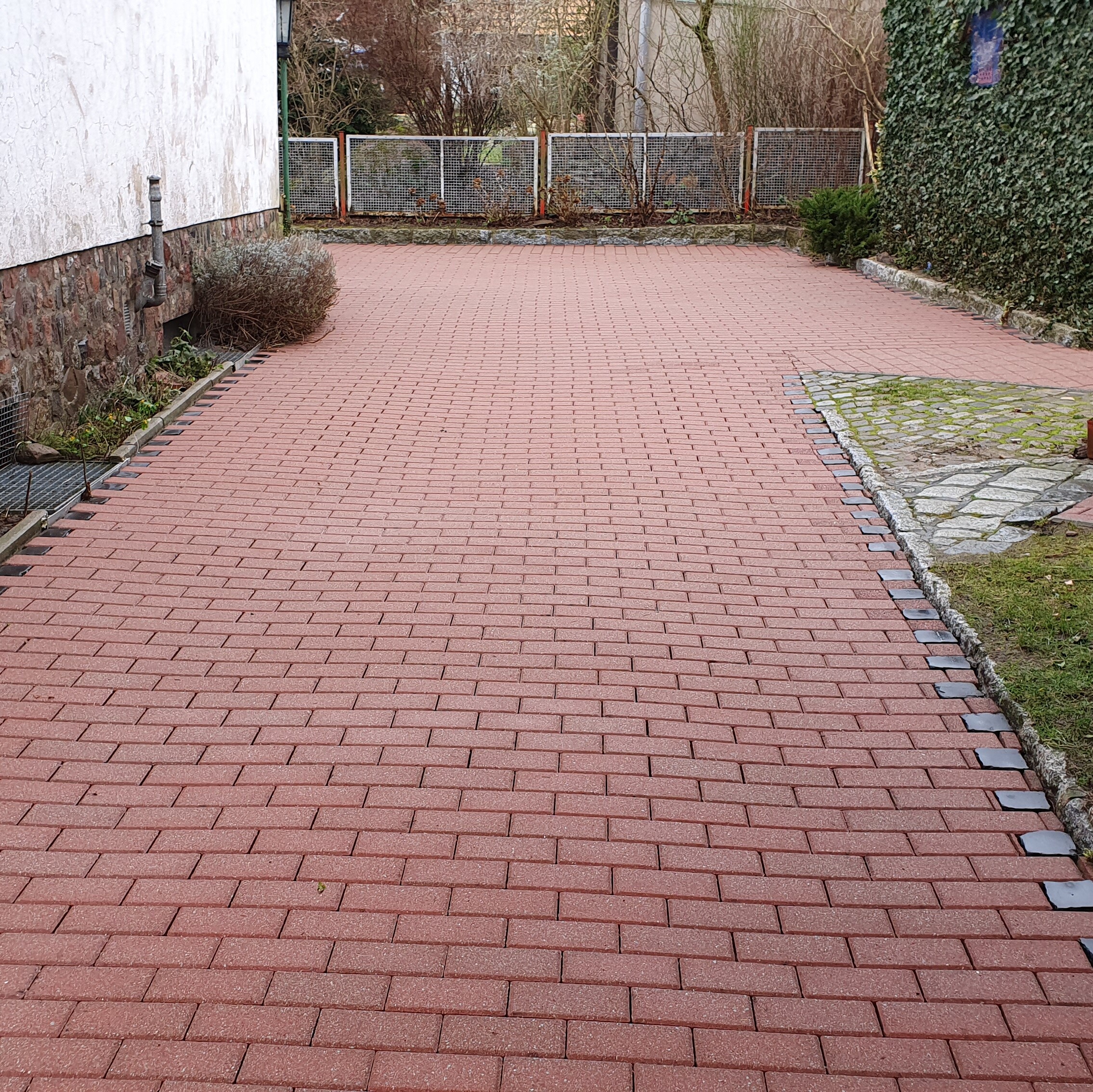 Gereinigte Pflastereinfahrt nach der professionellen Steinreinigung